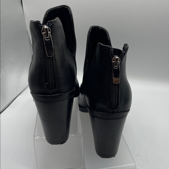 Steve Madden Alyse Black Leather Boots, back zipper, deep side V, size 9.5 M NEW - Picture 6 of 8